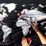 17P-pasaulio-žemėlapis-su-smeigtukais-modernus-juodas-raudoni-smeigtukai