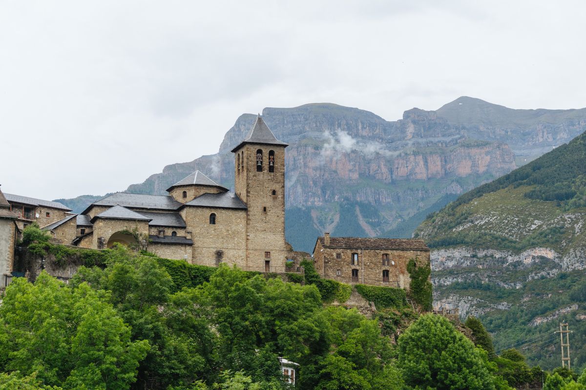 torla istorinis miestas ispanijoje pirenu kalnuose